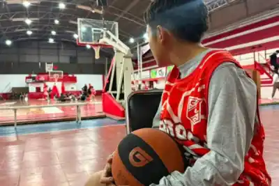 Manu tiene 12 años, ama el fútbol y el hip-hop, y espera una familia en Corrientes