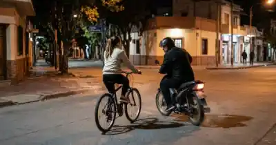 Iba en bici por Salta y un motociclista le hizo algo que la dejó tirada en el asfalto