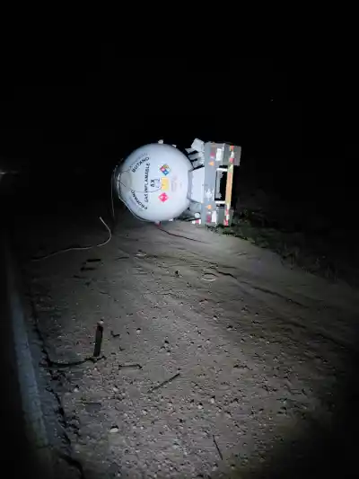 Un camión con gas licuado volcó en la ruta 143 y nadie puede pasar: el operativo que tiene en vilo a los viajeros