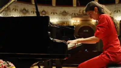 San Juan recibe a una pianista que acumula premios en toda Europa: el concierto es libre y nadie espera lo que va a sonar