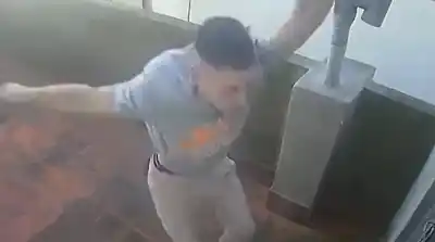 Se tiraron del tercer piso para escapar de la policía y uno terminó con la espalda rota