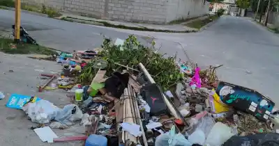 Tiran basura en una esquina del barrio Mi Jardín y el camión no aparece: la espera ya supera los 20 días