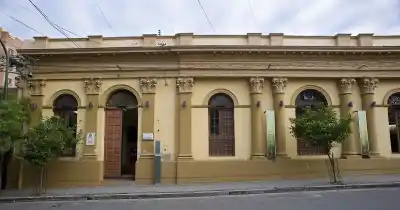 La biblioteca de Catamarca que usa un balde para tapar lo que nadie quiere ver