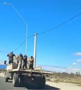 Trasladan a trabajadores en un camión sin patente y sin medidas de seguridad en Valle Viejo