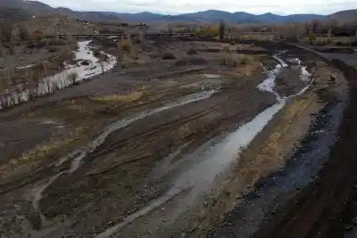 Refuerzan la defensa del río Curí Leuvú: la obra que busca evitar un desastre en Chos Malal