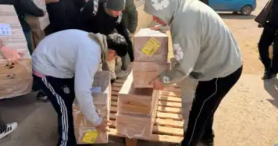 Caleta Olivia: el programa que reparte zapatillas y ya lleva miles de pares entregados