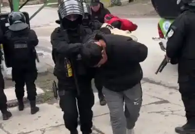 Se enfrentaron a tiros frente a una escuela y las armas terminaron en un lugar inesperado