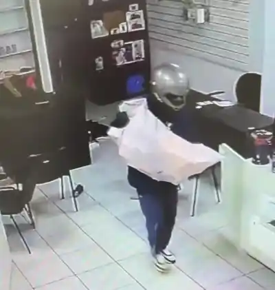 Rompieron el vidrio, arrasaron con todo y cayeron por un detalle clave