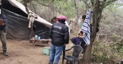 Cinco trabajadores vivían bajo un nylon: lo que la inspección encontró en el fondo del campo