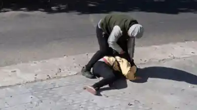 Le entregó los $8.000 sin resistirse, pero igual lo golpeó: la insólita fuga con ayuda de su madre