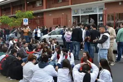 La Facultad de Medicina de la UNNE se muda a la calle: el reclamo que no se detiene