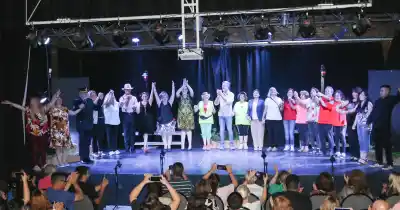 El taller de Villa Nueva sube a escena con una propuesta que mezcla música y actuación