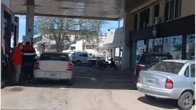 Le apuntaron con un machete en la puerta de la estación de servicio: lo que buscaban estaba en la mochila