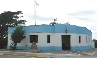 Entró armado a la casa del docente en Camarones: lo que pasó adentro dejó a dos heridos