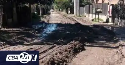 Reclaman por calles rotas en un barrio del norte de Córdoba: "Cada vez que llueve se transforma en una laguna"