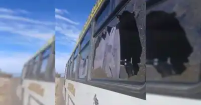 Viajaban a la escuela en Santa Rosa y un grupo les arrojó piedras al colectivo: el detalle que evitó una tragedia