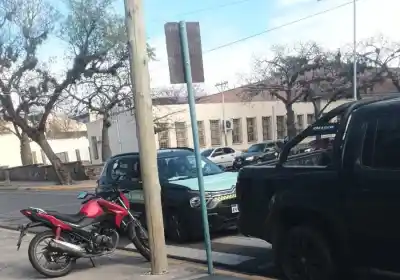 Estacionó en la senda peatonal y la patente lo delató: la queja que involucra a la Policía Ambiental