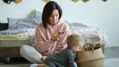 Cuidaba a una nena de 3 años y la despidieron por mirar el celular: lo que decidió la Justicia