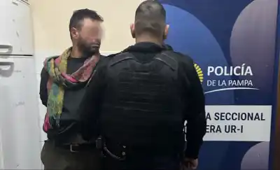 Caminaba con una fumigadora que no era suya y la policía lo frenó