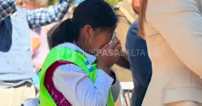 Caminó más de 300 km desde la Puna y al llegar a la Catedral no pudo aguantar las lágrimas