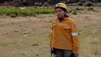 Una brigadista de 24 años que apagó los incendios de la cordillera fue despedida en Junín de los Andes