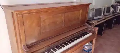 Vendió su piano y lo dejó en la vereda: cuatro hombres aparecieron antes que el comprador
