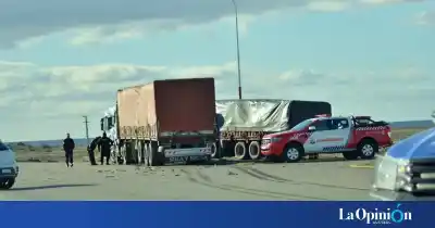 Un auto chocó de frente contra un camión en la ruta 3: lo que apareció abajo del rodado