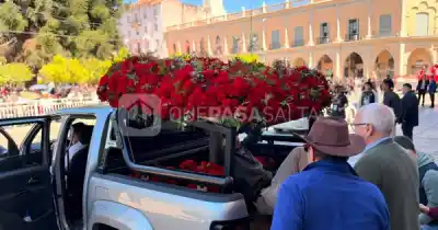 Cada flor que llega a la Catedral esconde un pedido: así se armó la corona del Señor