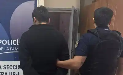 Dejó la mochila en la vereda, se la llevaron y la Policía terminó allanando un departamento