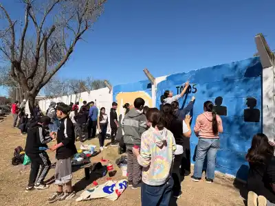 El frío no los frenó: 27 murales y una pregunta que se devela el domingo