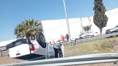Perdió el control de la camioneta en plena Ruta 20 y quedó volcada entre los guardarraíles