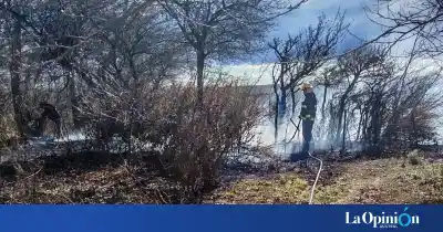 Una quema de basura que parecía controlada, pero el viento dijo otra cosa en las chacras