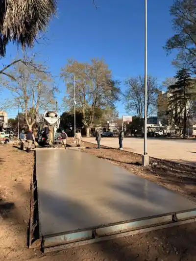 Bell Ville: la plaza Rubén Márquez suma 70 columnas y entra en su tramo final