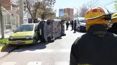Volcó en el centro de Neuquén y quedó atrapada: el momento que alertó a todo el barrio