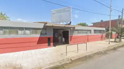 Llevó un arma al colegio en la mochila y todo terminó con un estruendo en el aula