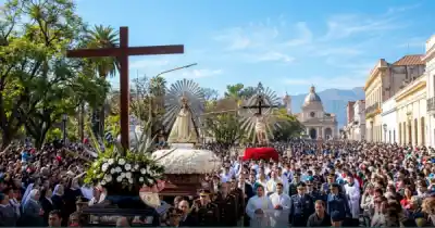 La procesión arranca con sol y 24°C, pero el regreso tendrá un giro helado
