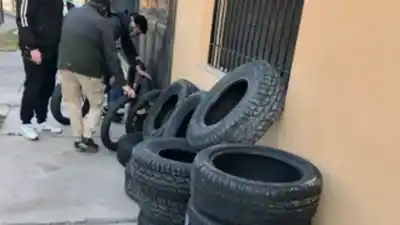 Robaban ruedas de auxilio y la investigación destapó lo que había en una casa del barrio Natania 20