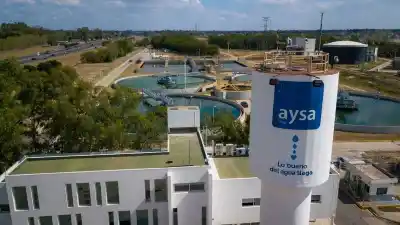 Dos grupos se pelean por el agua de 14 millones de personas: quiénes son los que quedaron en carrera