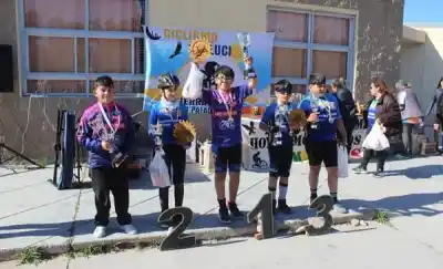 Ciclismo formativo: los pibes de Puerto Madryn se subieron a lo más alto del podio interprovincial