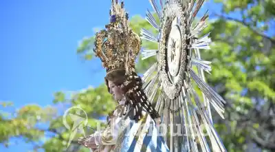 El momento que paralizó Salta: la Virgen salió de la Catedral y miles levantaron sus pañuelos