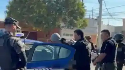 Amenazó con un destornillador en plena madrugada y horas después la policía llegó a su casa: lo que encontraron adentro