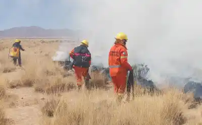 El fuego avanza sin control en Abra Pampa y hay una finca en el medio
