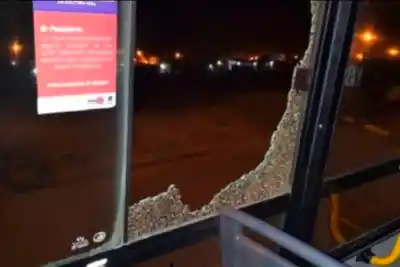 Un proyectil destrozó la ventanilla del colectivo: quién viajaba justo en ese asiento