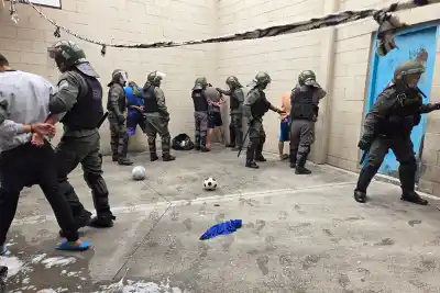 Regresaba del salón de visitas con un bulto en la cintura y lo que apareció adentro lo complicó para siempre