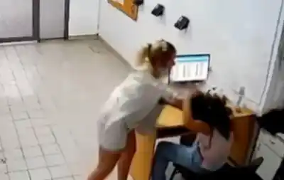 Violencia en el Hospital de Maternidad: Una paciente golpeó salvajemente a una empleada frente a las cámaras