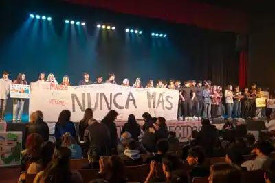 A 50 años de la Noche de los Lápices, 1.200 pibes marcharon en Quilmes y los lápices volvieron a escribir