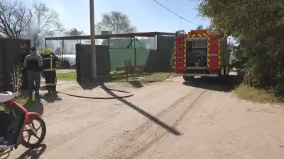 Un incendio en un galpón de la calle 306: el fuego avanzó rápido, pero lo que encontraron adentro llamó la atención