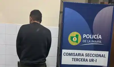 Dejó la camioneta estacionada y cuando volvió notó que faltaba algo: lo que llevaba el sospechoso