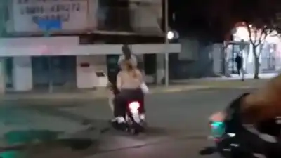 Manejaba sin casco, sin patente y con una nena de pie: la escena que indigna a Catamarca