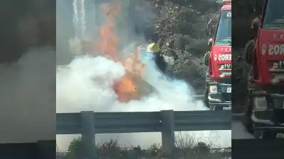 Se incendió un auto en el Tercer Puente y el tránsito quedó patas para arriba